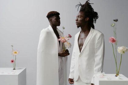 Hombres traje blanco