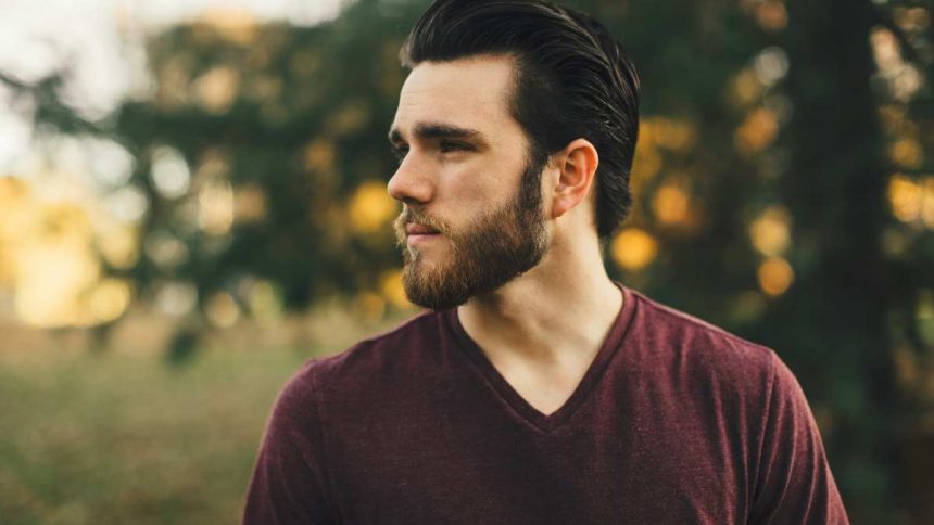 Hombre con barba corta