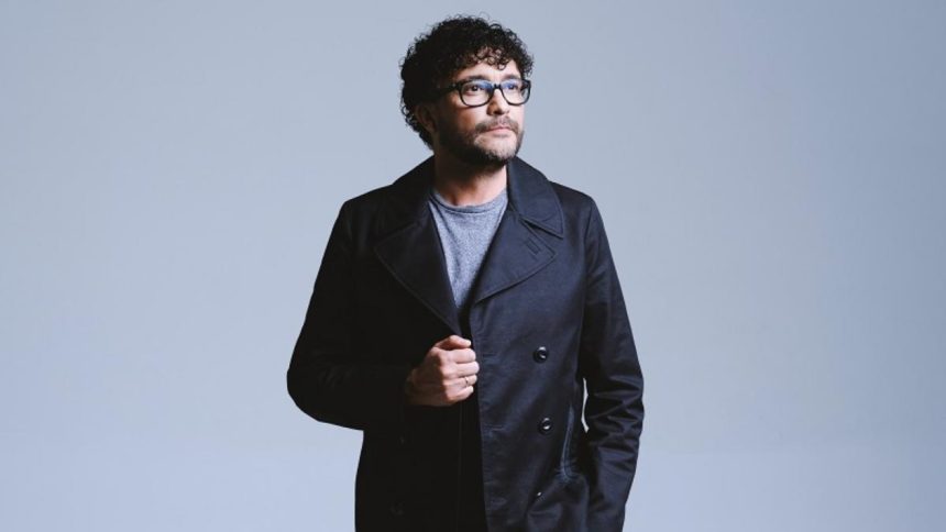 El cantante Cepeda inaugura la navidad en el puente de Boyacá