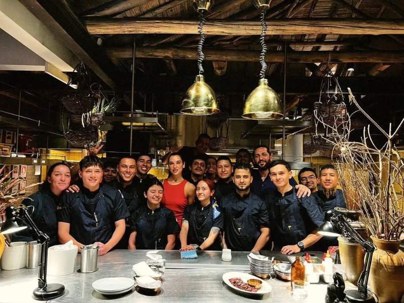 Dua Lipa en restaurante