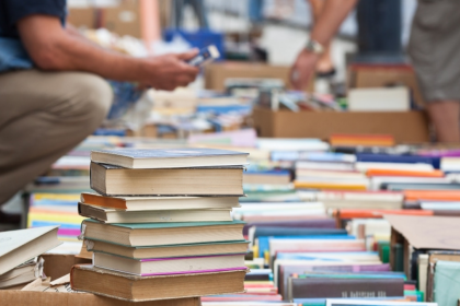 Estados Unidos prohíbe la venta de libros de autores Latinos