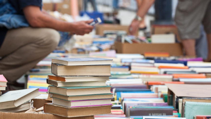 Estados Unidos prohíbe la venta de libros de autores Latinos