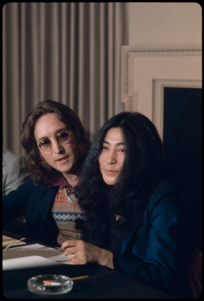 John Lennon con su mujer Yoko Ono,