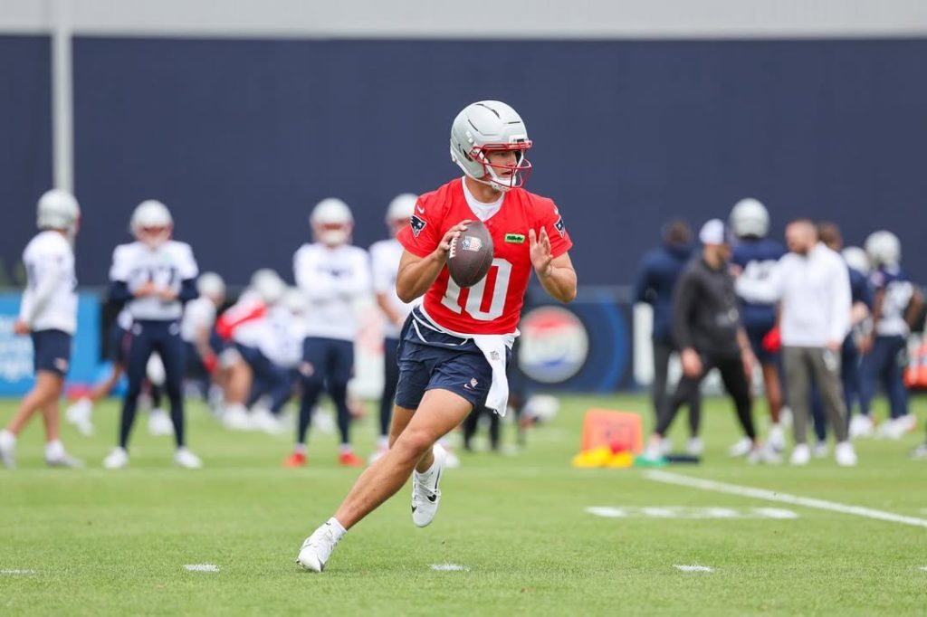 Drake Maye juega para los New England Patriots