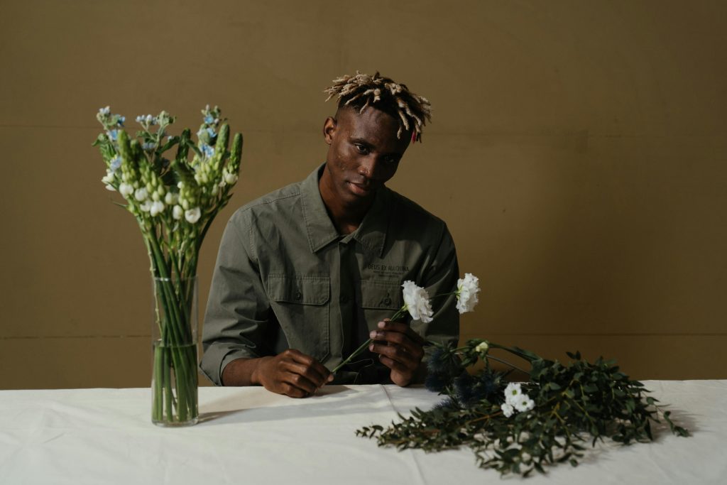 Hombre con flores 