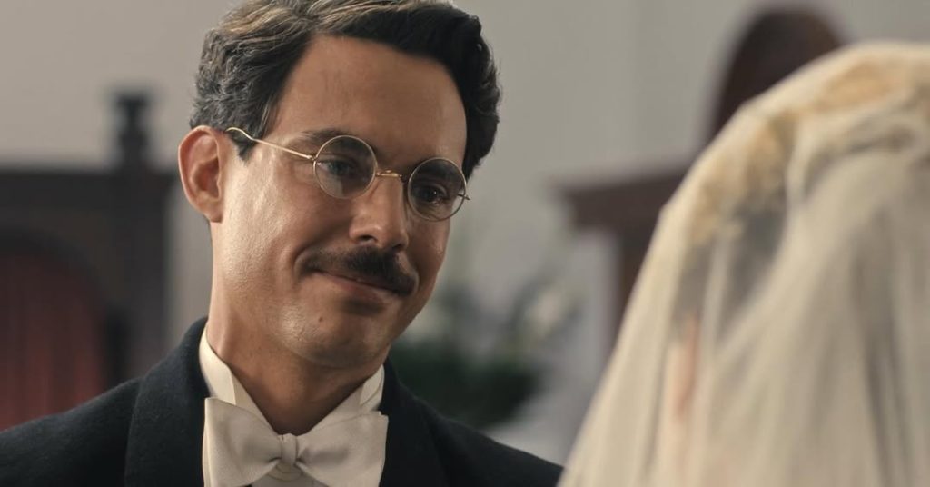 El encargado de dar vida al Dr. Brown es Francisco Angelini, un actor mexicano