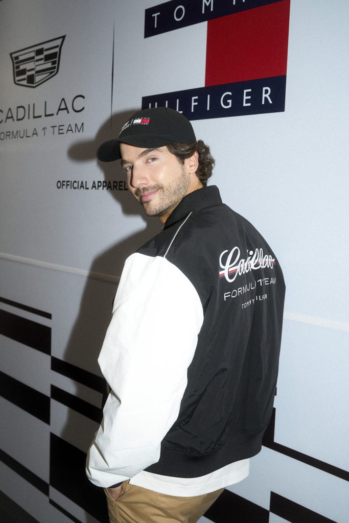 Carlos Torres usando Tommy Hilfiger Cadillac F1 colección