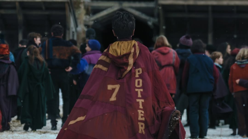 Harry Potter corre hacia el campo de Quidditch con túnica y escoba en mano, listo para su primer partido en Hogwarts.