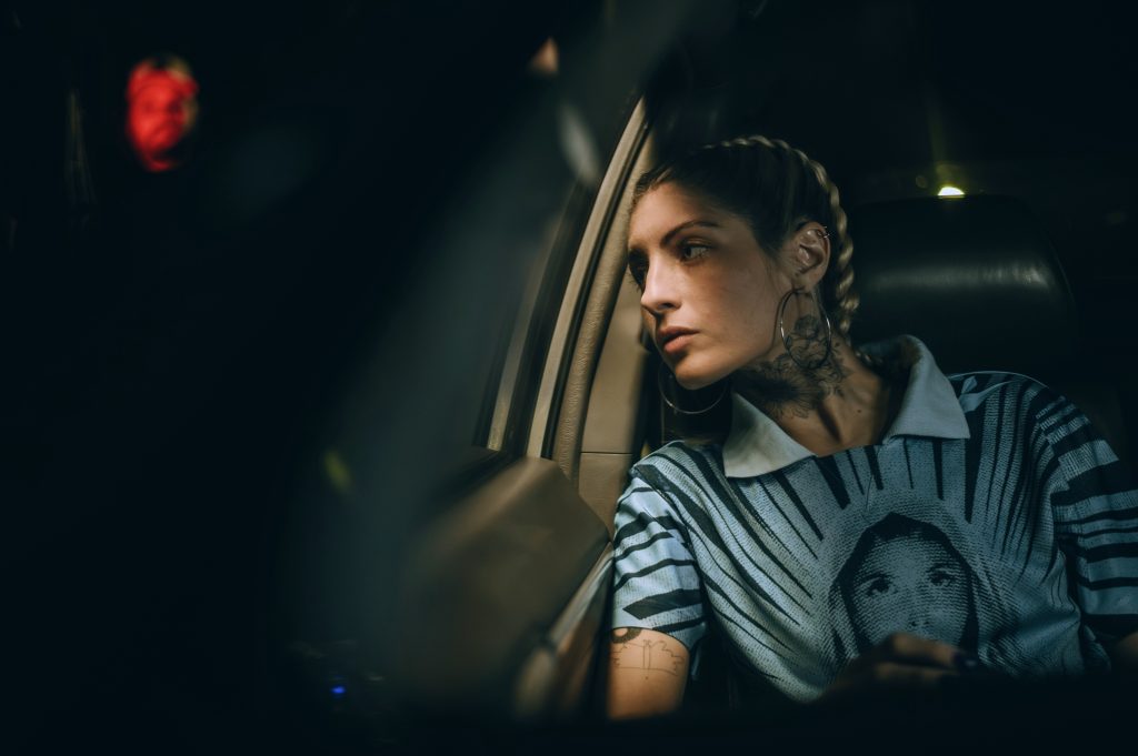 Tatiana Glikman mirando hacia la ventana del carro