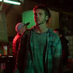 Franco Masini vestido de camisa a cuadros y remera gris