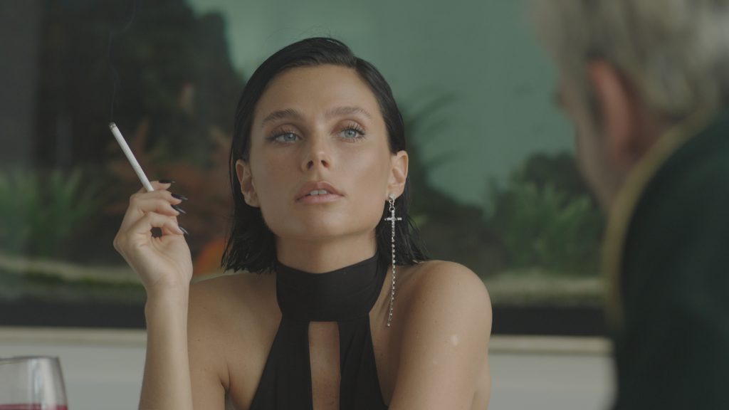 Valentina Zenere vestida de negro sosteniendo un cigarro