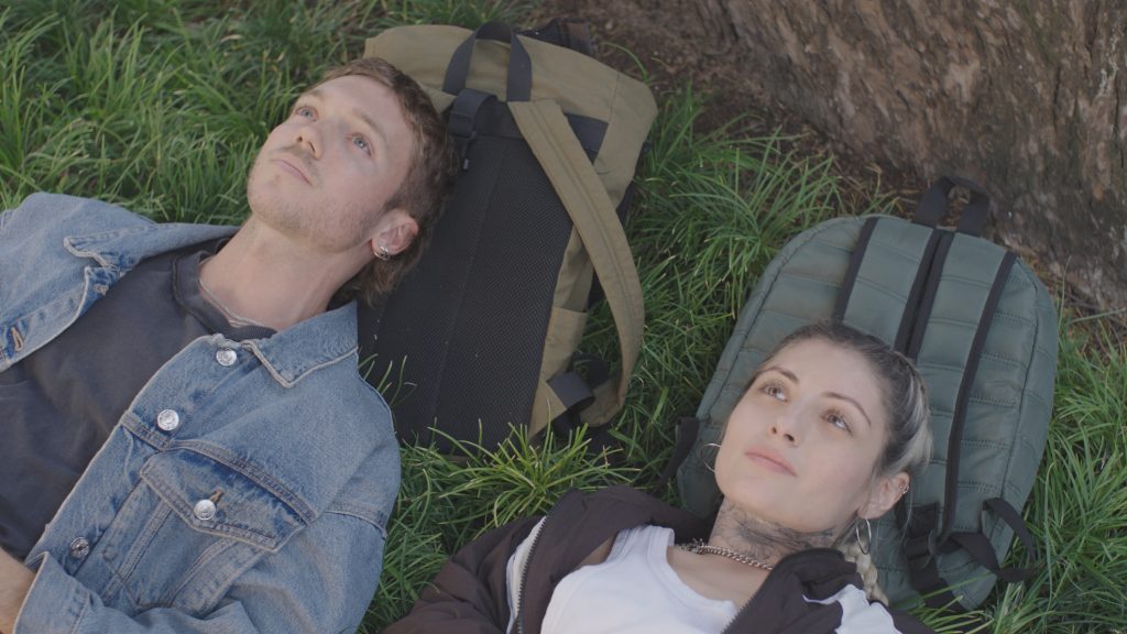 Franco Masini es Nicolás y Tatiana Glikman mirando el cielo
