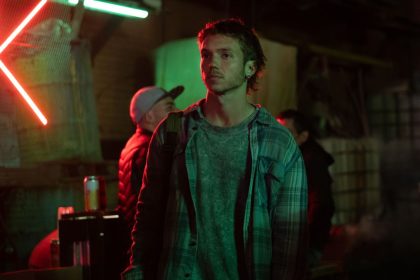 Franco Masini vestido de camisa a cuadros y remera gris