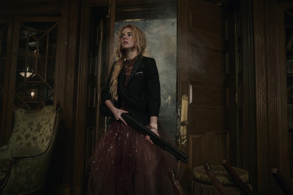 Samara Weaving con un arma