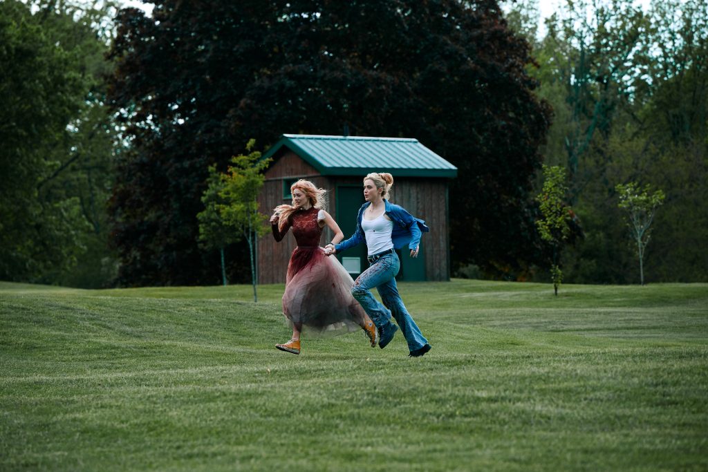 Samara Weaving y Kathryn Newton corriendo