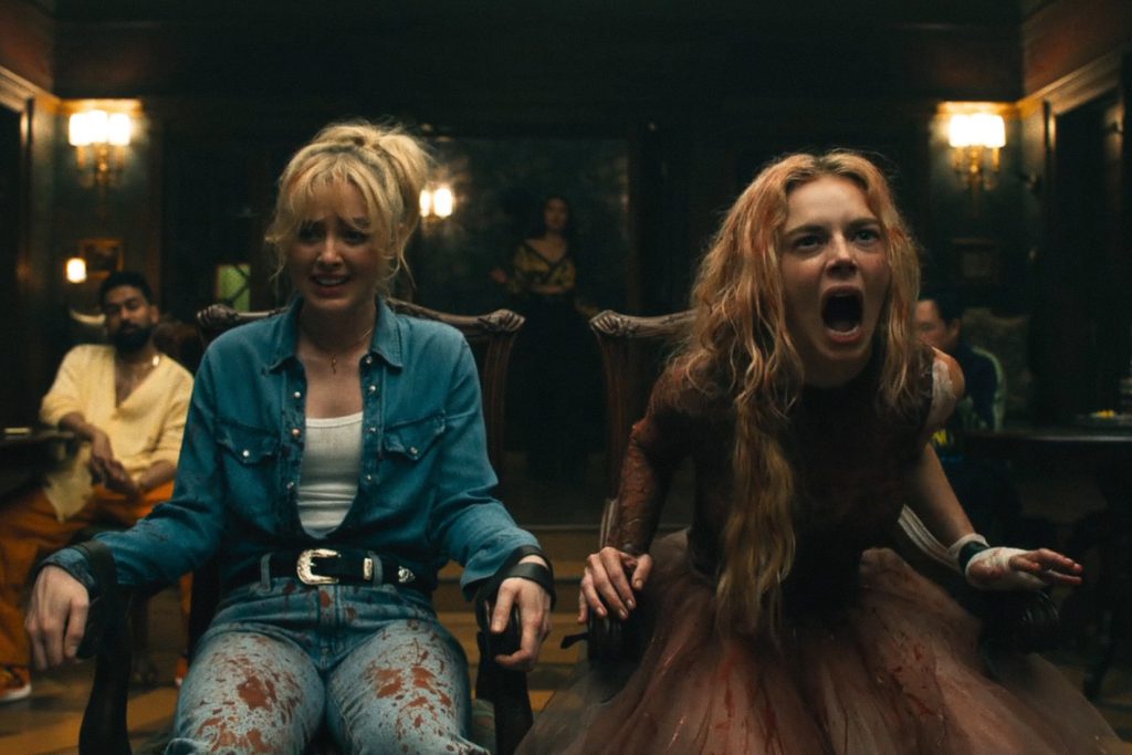 Samara Weaving y Kathryn Newton siendo capturadas en la película