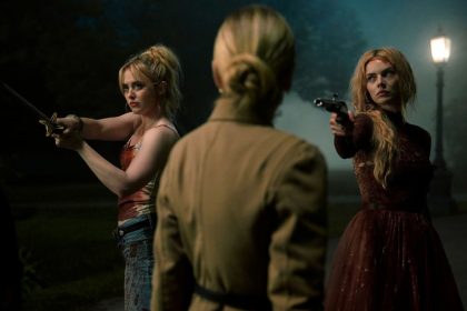 Samara Weaving y Kathryn Newton apuntando a la amenaza