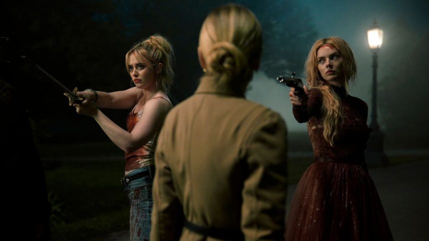 Samara Weaving y Kathryn Newton apuntando a la amenaza