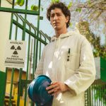 Johnny Massaro con traje radioactivo