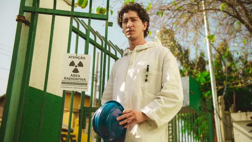 Johnny Massaro con traje radioactivo