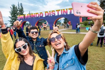 grupo de personas en el FEP