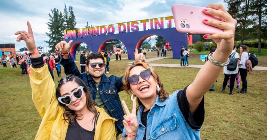 grupo de personas en el FEP