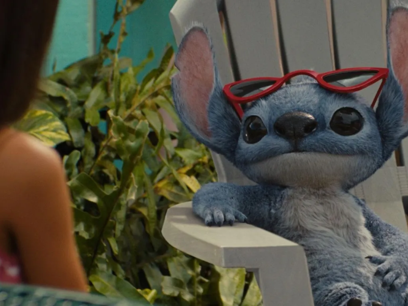 Stitch del live action de Lilo & Stitch con gafas