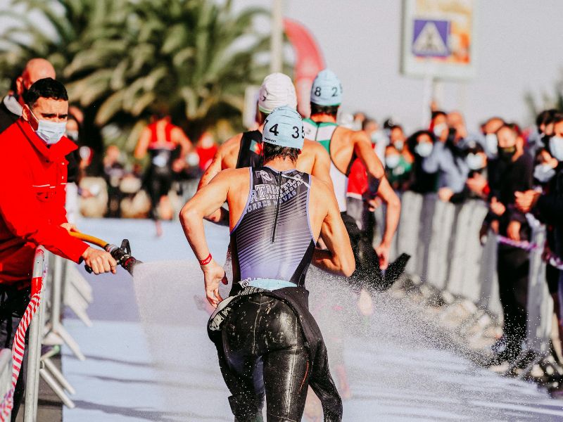 Hombres corriendo en competencia