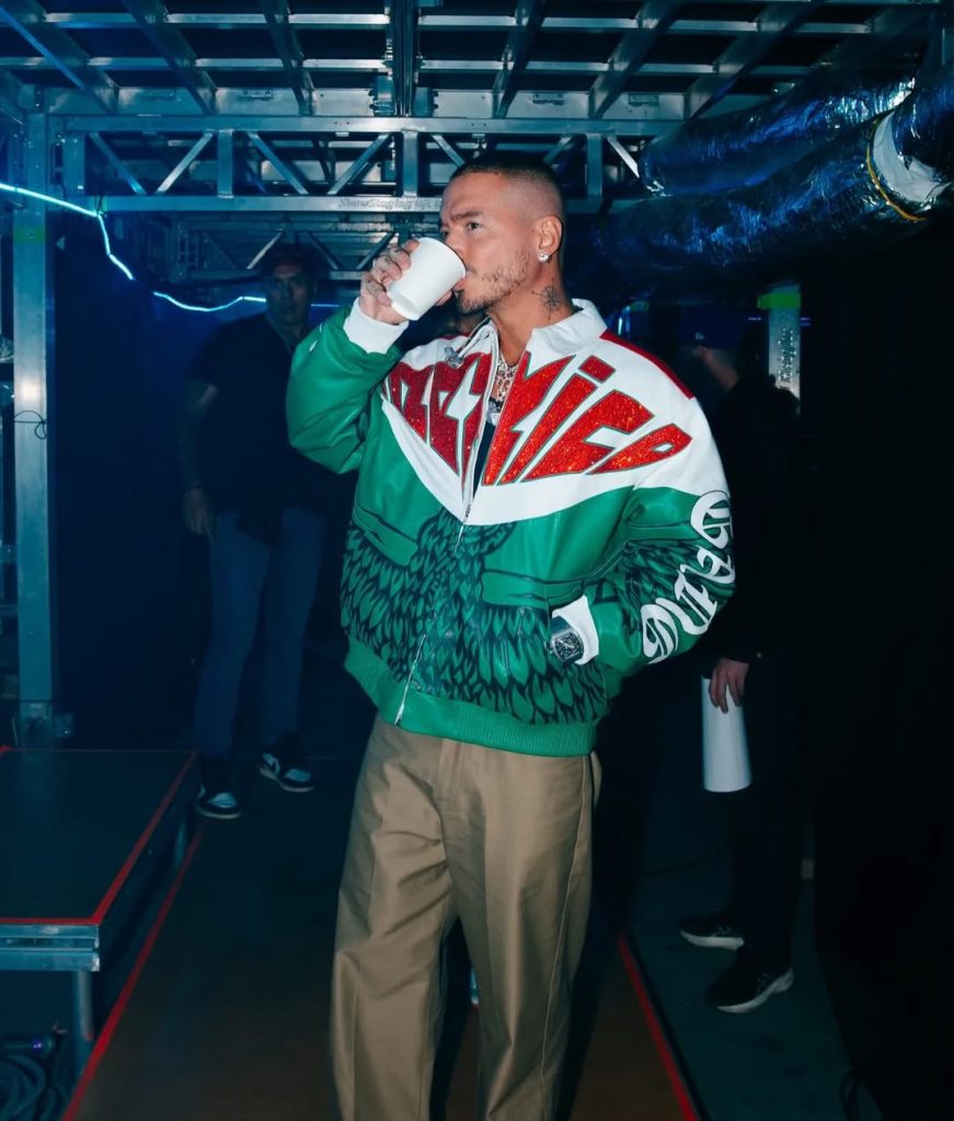 J Balvin utilizando una chamarra de Kiko Baez