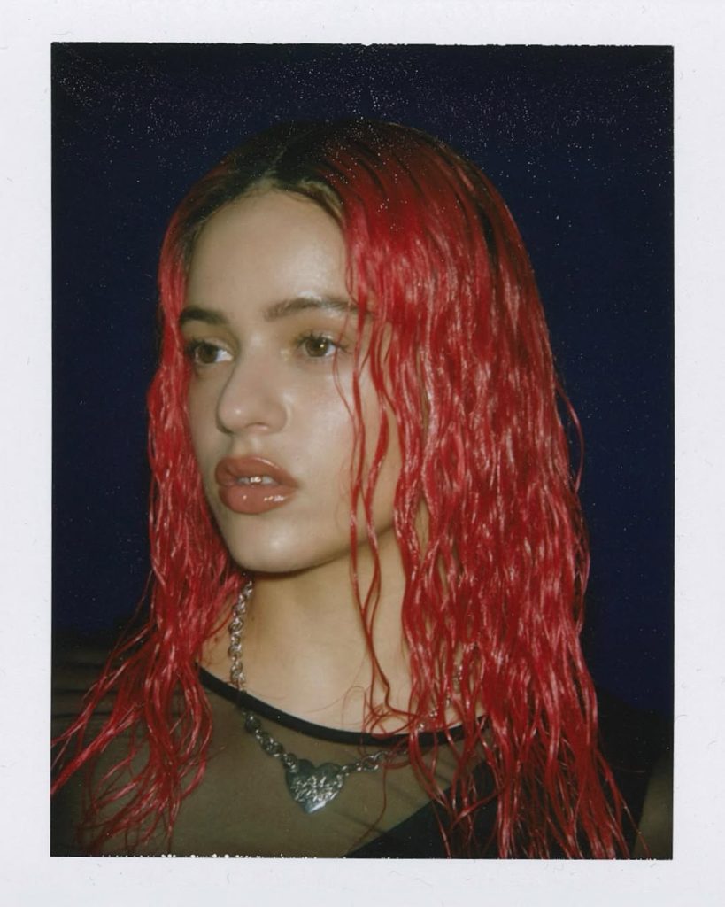 La cantante española Rosalía también ha llevado grillz como parte de su estética innovadora