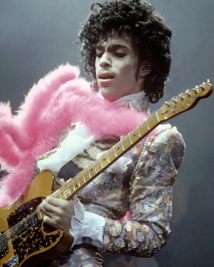 Prince en vivo con su icónica vestimenta