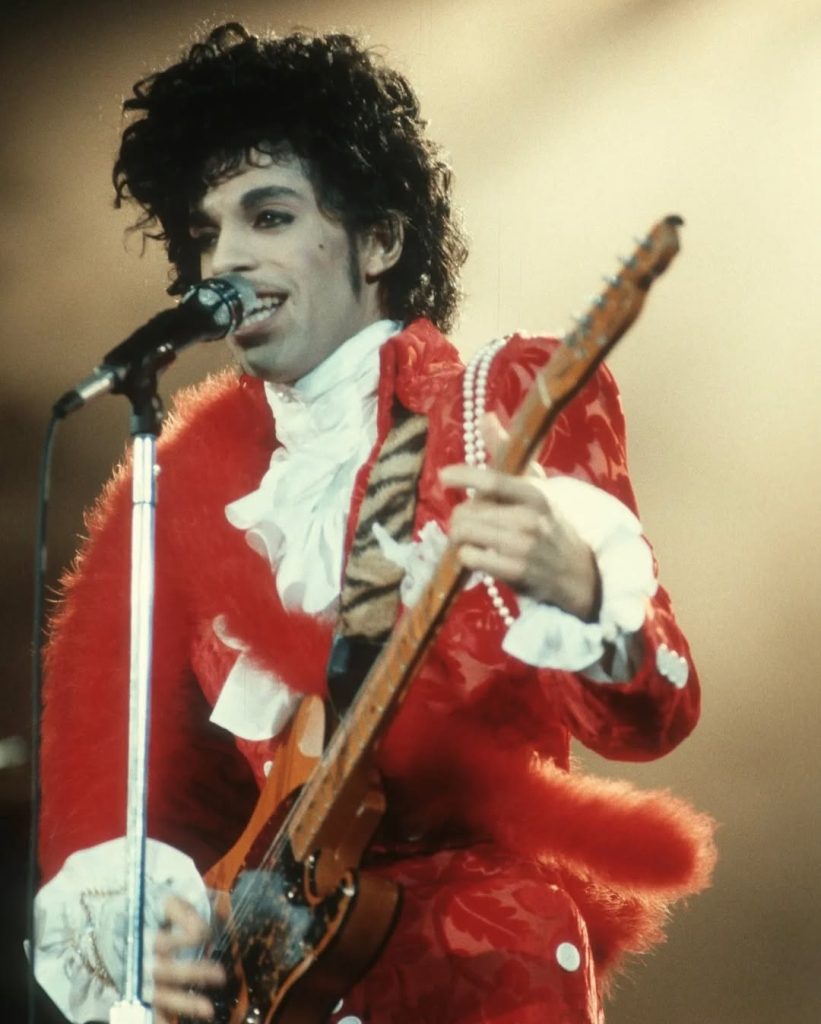Prince en vivo con su traje rojo