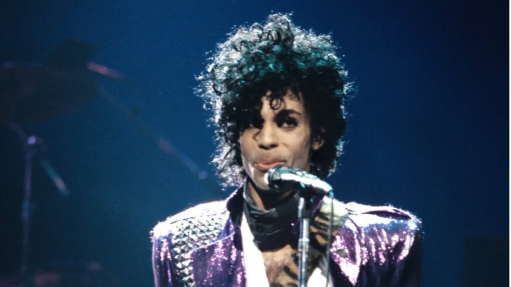 Prince con su icónico traje morado