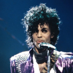 Prince con su icónico traje morado