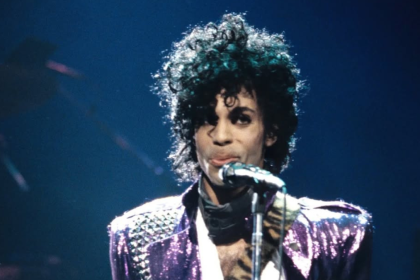 Prince con su icónico traje morado