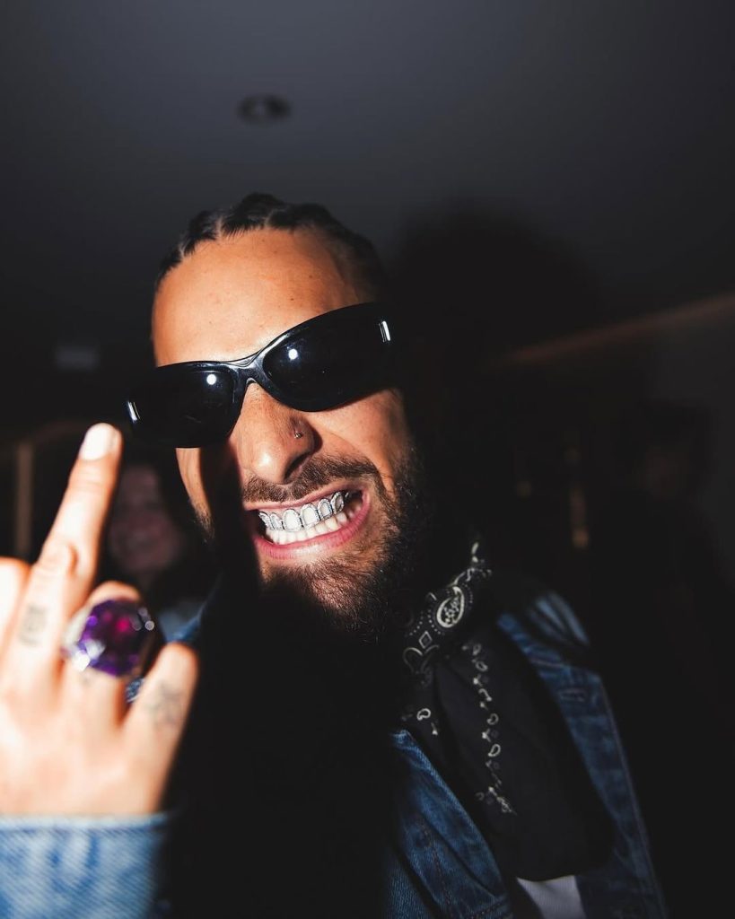 El cantante colombiano Maluma también ha incorporado los grillz en su estilo