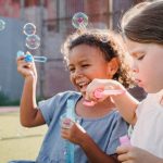 niñas haciendo burbujas