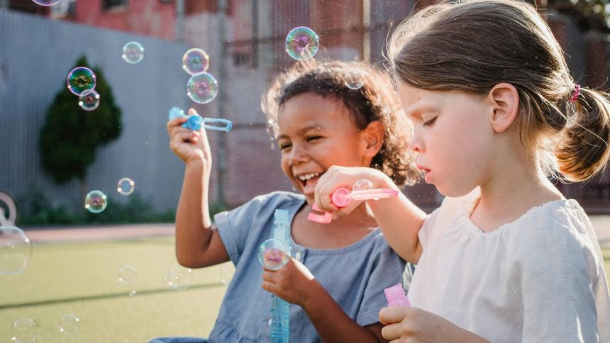 niñas haciendo burbujas