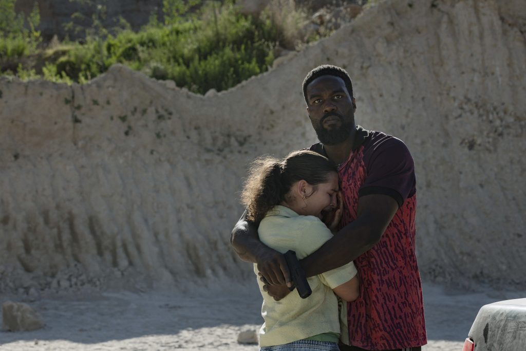 Billie Boullet y Yahya Abdul-Mateen II