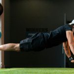 Persona haciendo burpees