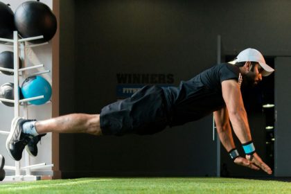 Persona haciendo burpees