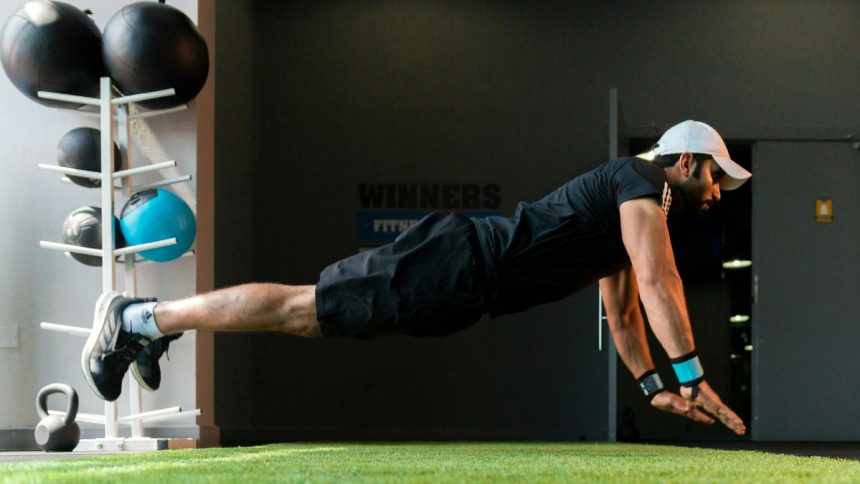 Persona haciendo burpees