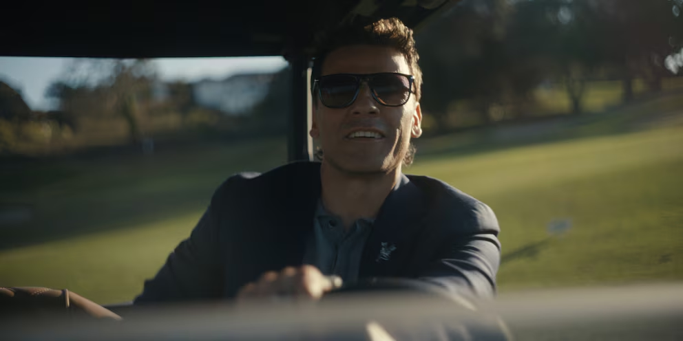 Oscar Isaac como Joshua 