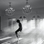 pelicula de Michael Jackson, bailando en un salón