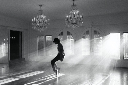 pelicula de Michael Jackson, bailando en un salón