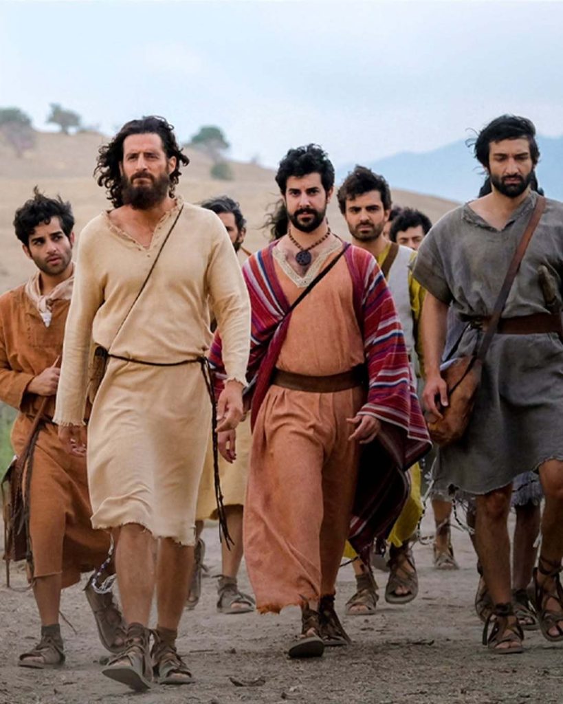 Los apóstoles reunidos alrededor de Jesús en una escena de The Chosen
