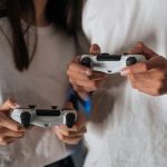 Pareja jugando videojuegos