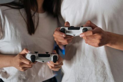 Pareja jugando videojuegos