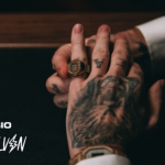 El nuevo anillo-reloj dorado Casio x J Balvin