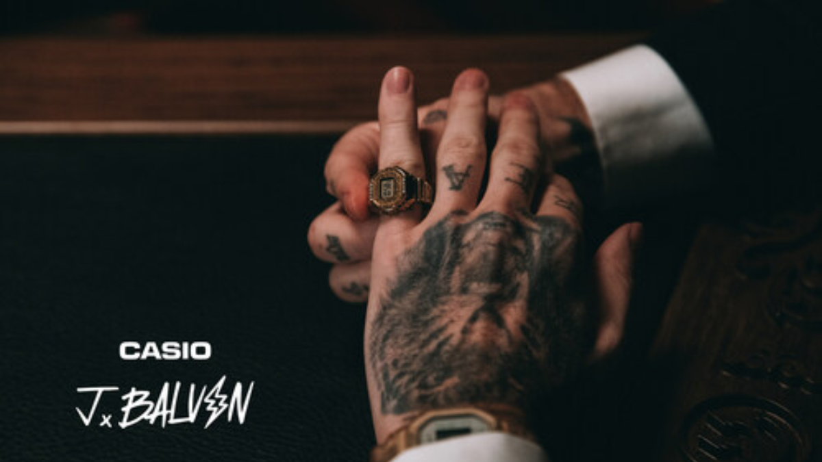 El nuevo anillo-reloj dorado Casio x J Balvin